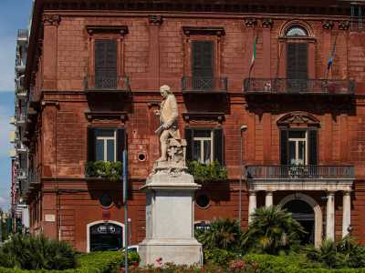 Le ultime due fasce presentano ciascuna una serie di cinque finestre, di cui quelle laterali architravate, mentre quella centrale centinata e ornata da un balcone
